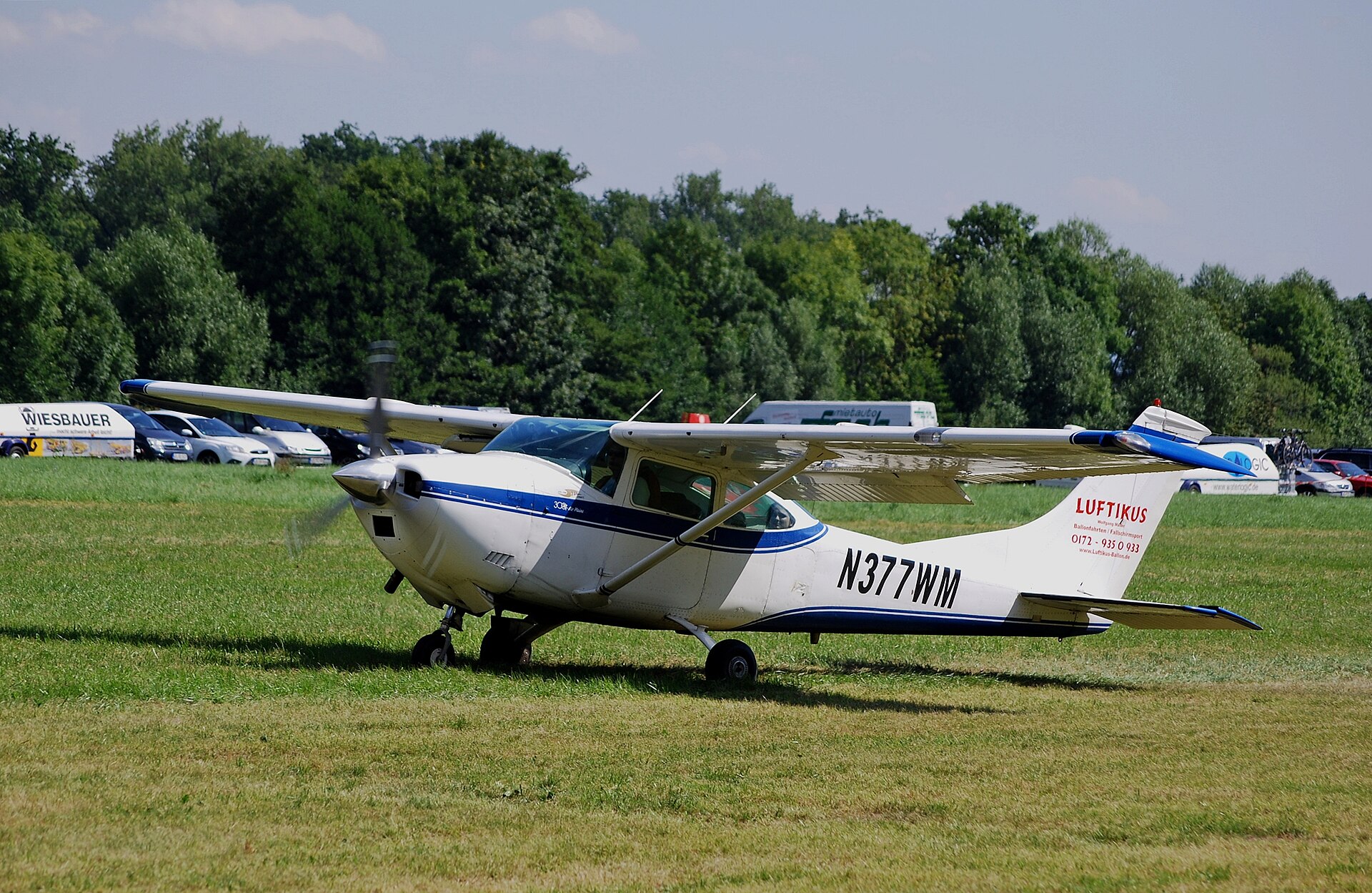 Cessna 182 — the model Valentich was piloting (VH-DSJ) when last heard from.