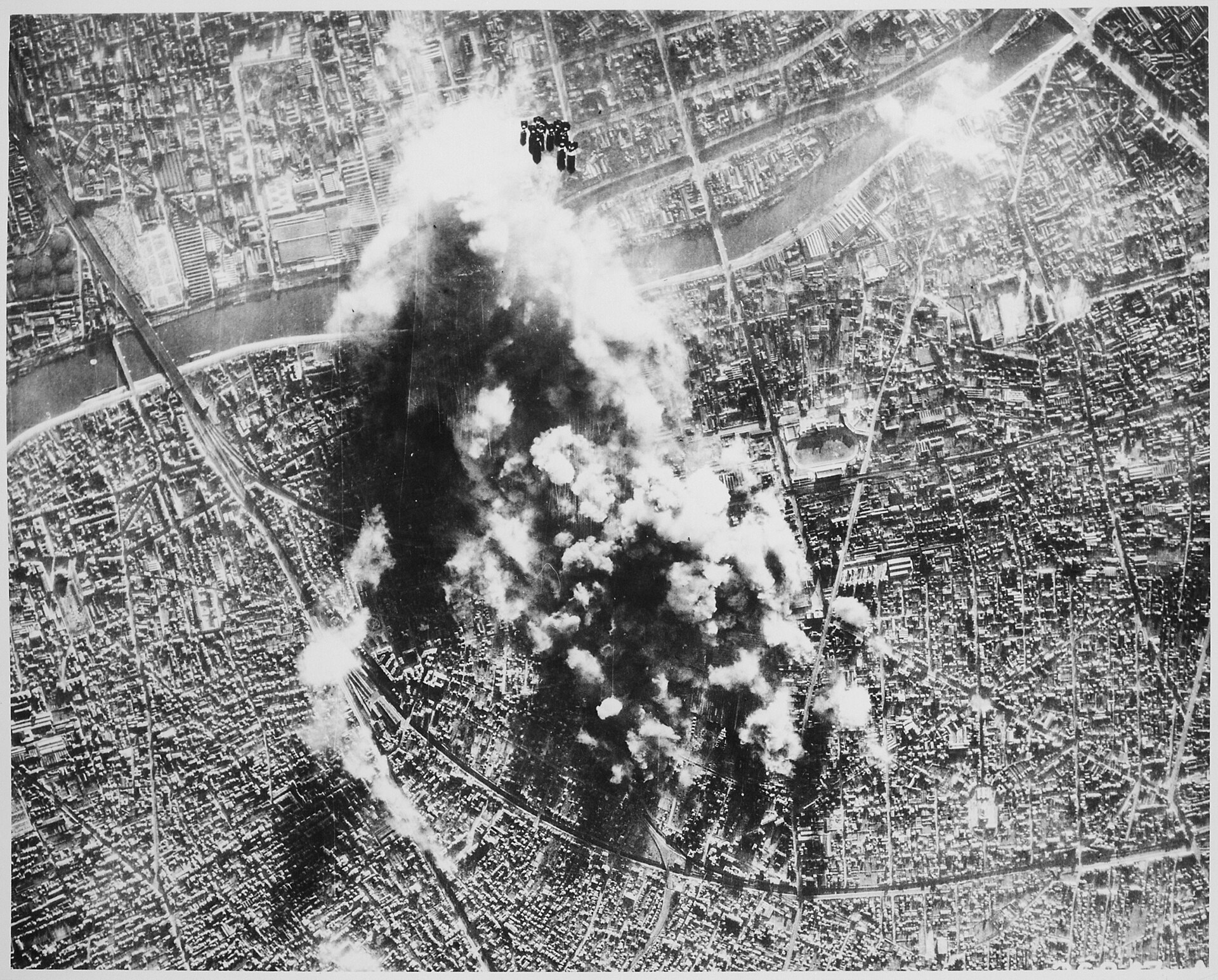 A B-17 of the 8th AAF over Europe in late 1944 — the same theatre and months in which the 415th Night Fighter Squadron logged the first 'foo fighter' reports.