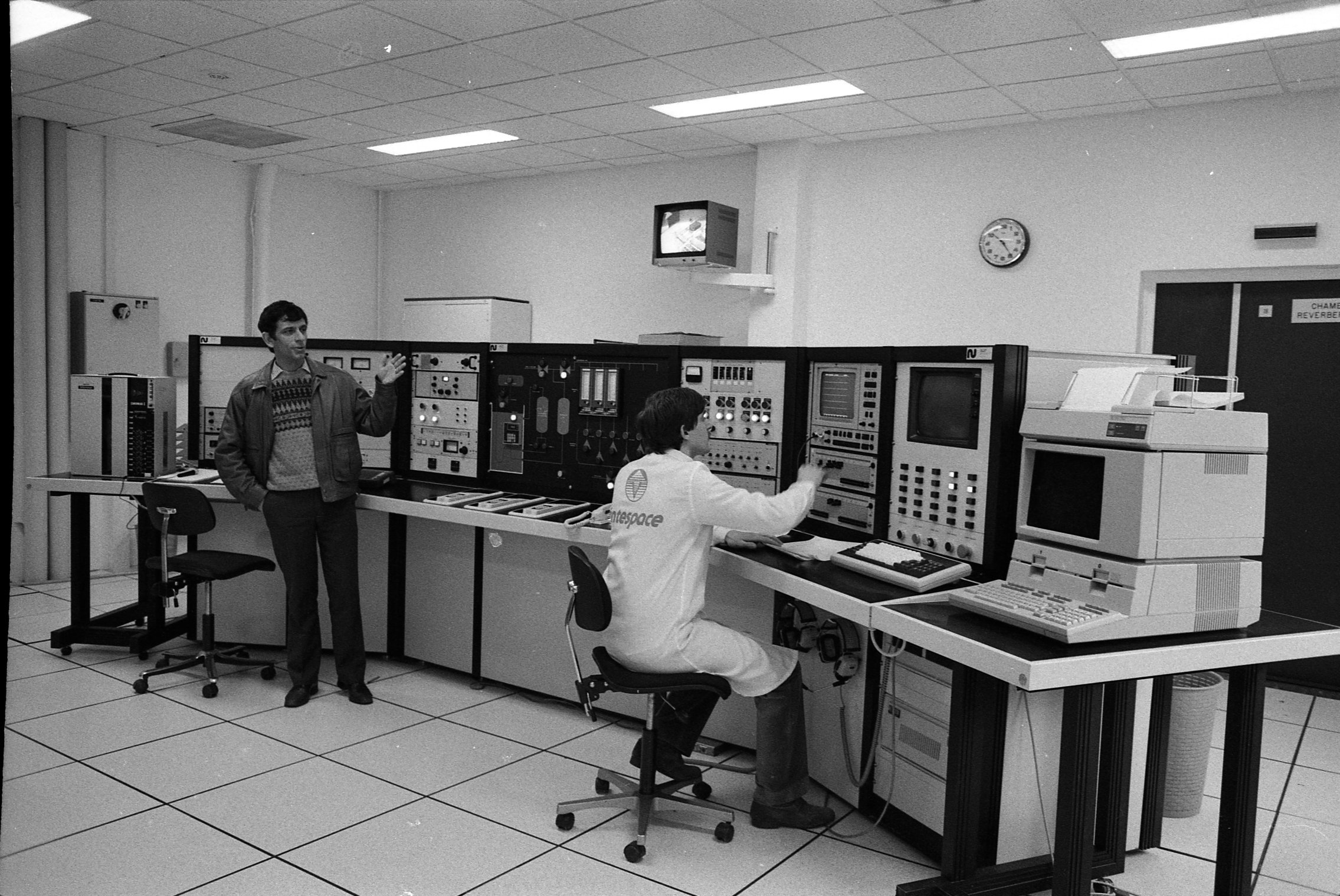 The control room of France's CNES (Centre National d'Études Spatiales) in 1985 — the civilian space agency that has housed the GEPAN/SEPRA/GEIPAN UFO-study office in Toulouse since 1977. (André Cros / Archives municipales de Toulouse)