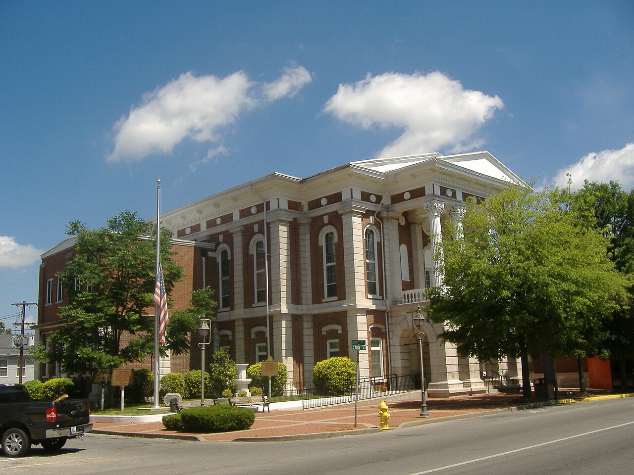 The Christian County courthouse in Hopkinsville, Kentucky — the seat of the county where the Suttons fled at midnight to report the encounter to police.