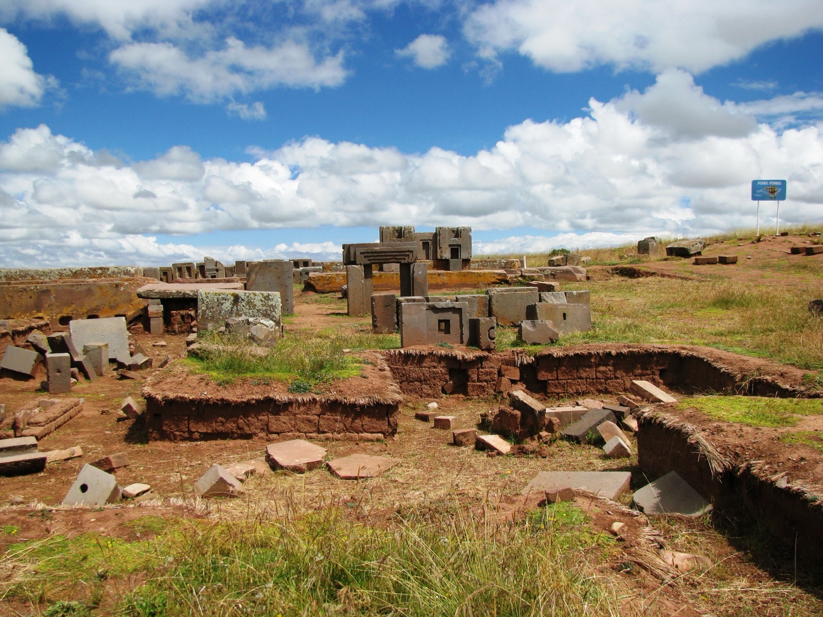 The precision-cut andesite stonework of Puma Punku, Tiwanaku, Bolivia — the interlocking blocks that drive ancient-astronaut speculation. (Brattarb, CC BY-SA 3.0)