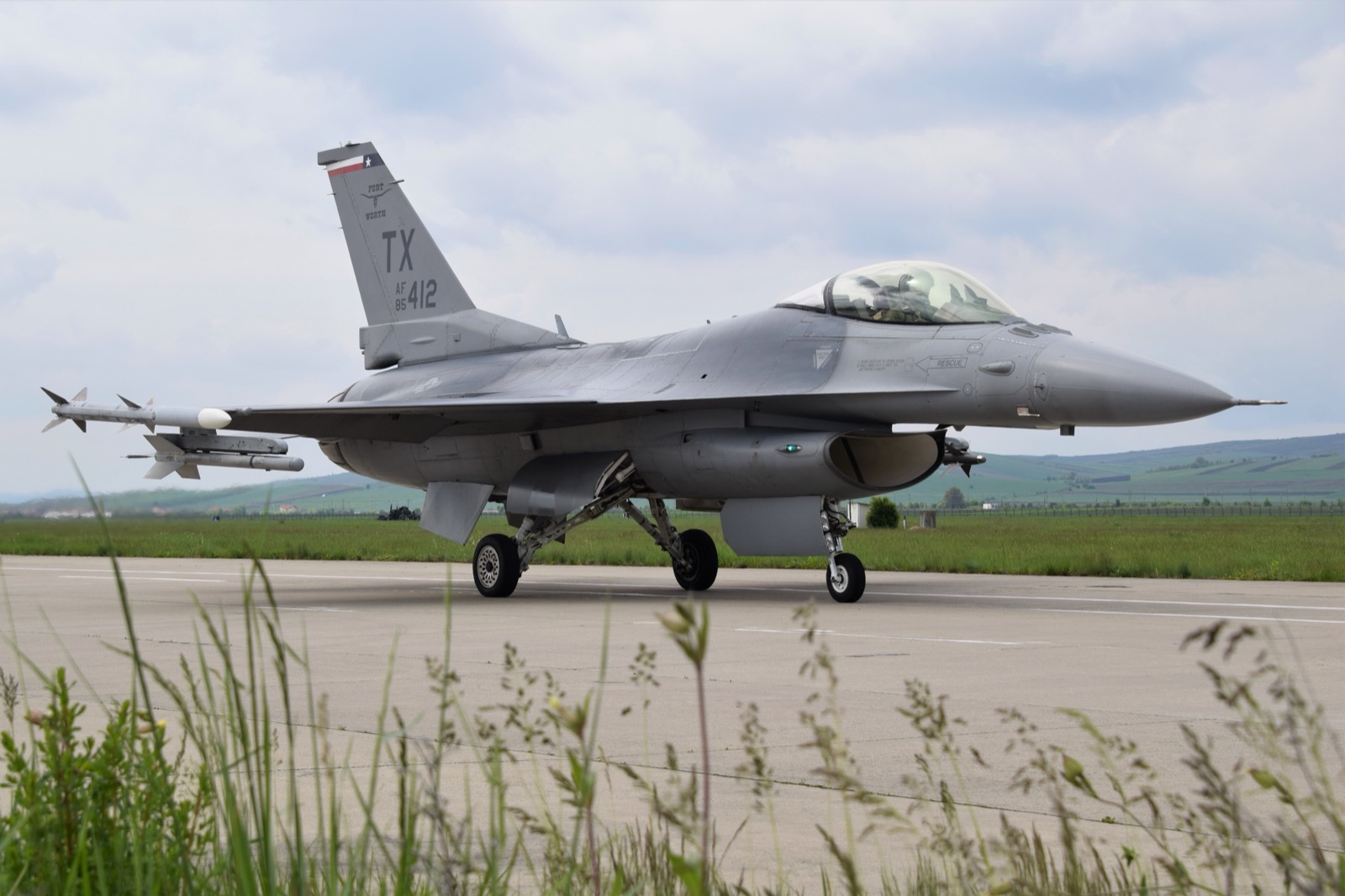An F-16C of the 301st Fighter Wing (NAS Fort Worth Joint Reserve Base) — the wing whose 457th Fighter Squadron the Air Force said was training over Erath County the night of the sightings.