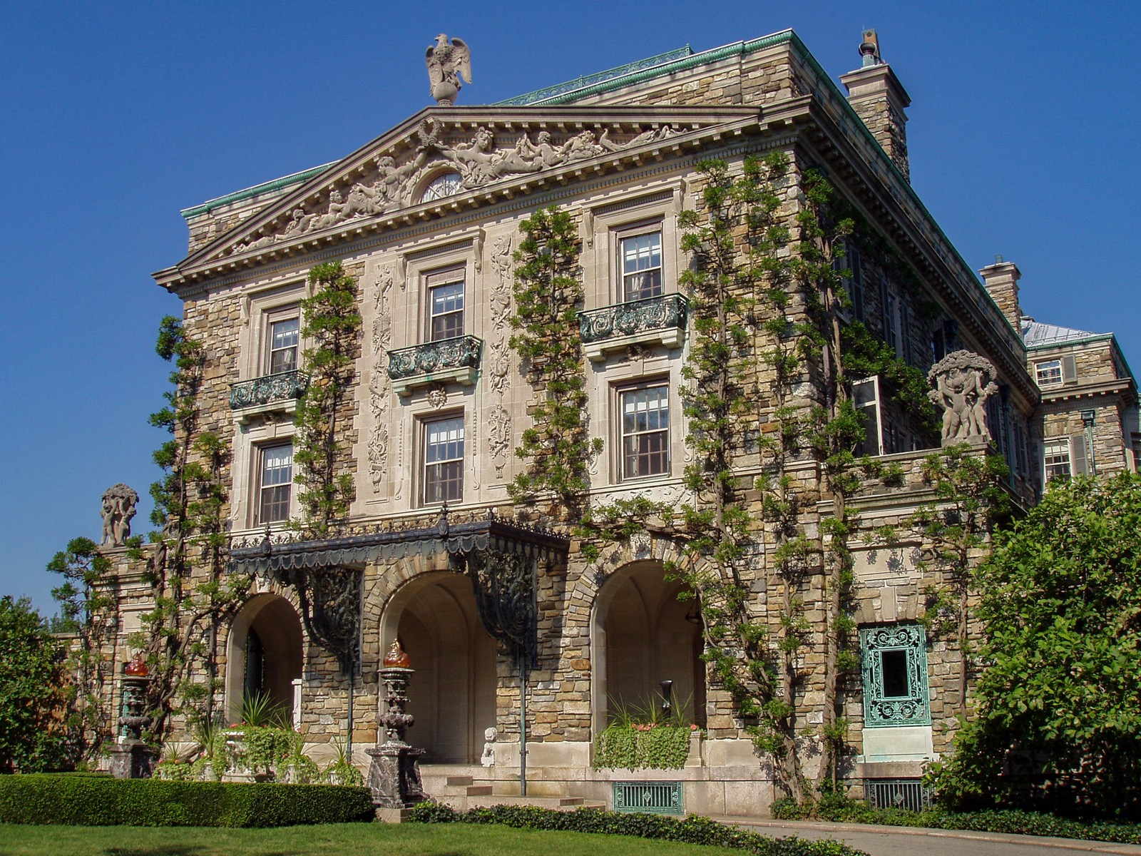 Kykuit, the Rockefeller family estate at Pocantico Hills, Tarrytown, NY — the Sturrock Panel convened at the estate's Pocantico Conference Center, 29 September–4 October 1998. (Daderot, CC BY-SA 3.0)