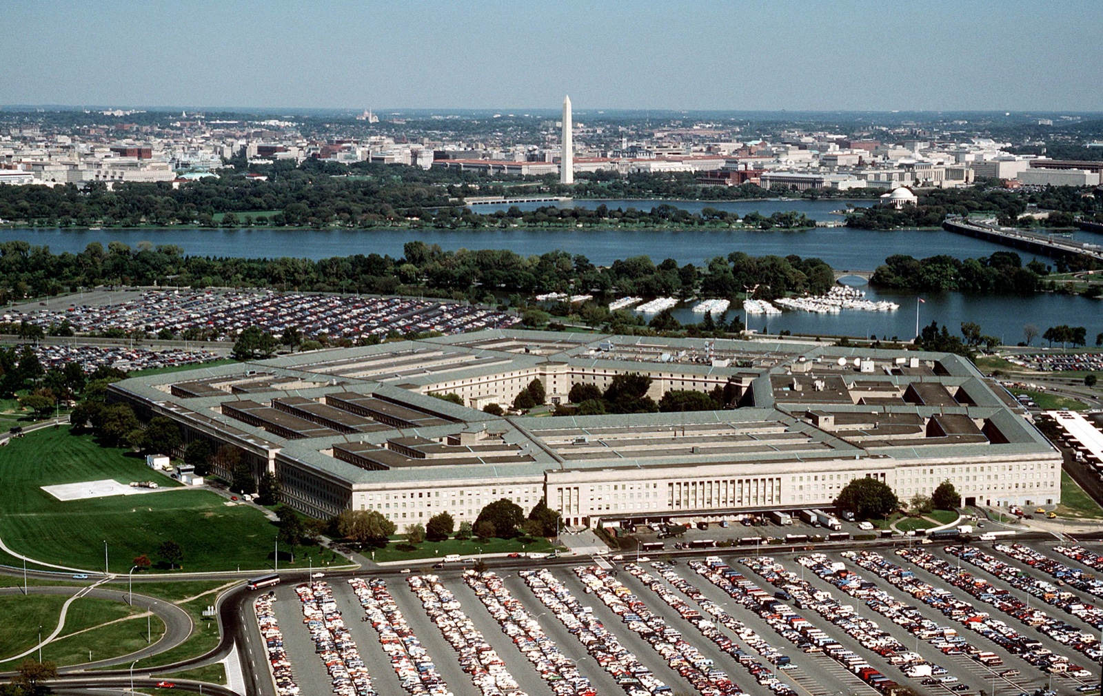 The Pentagon, U.S. Department of Defense — the chain-of-command surface against which the memo's MOU-denial claim sits.