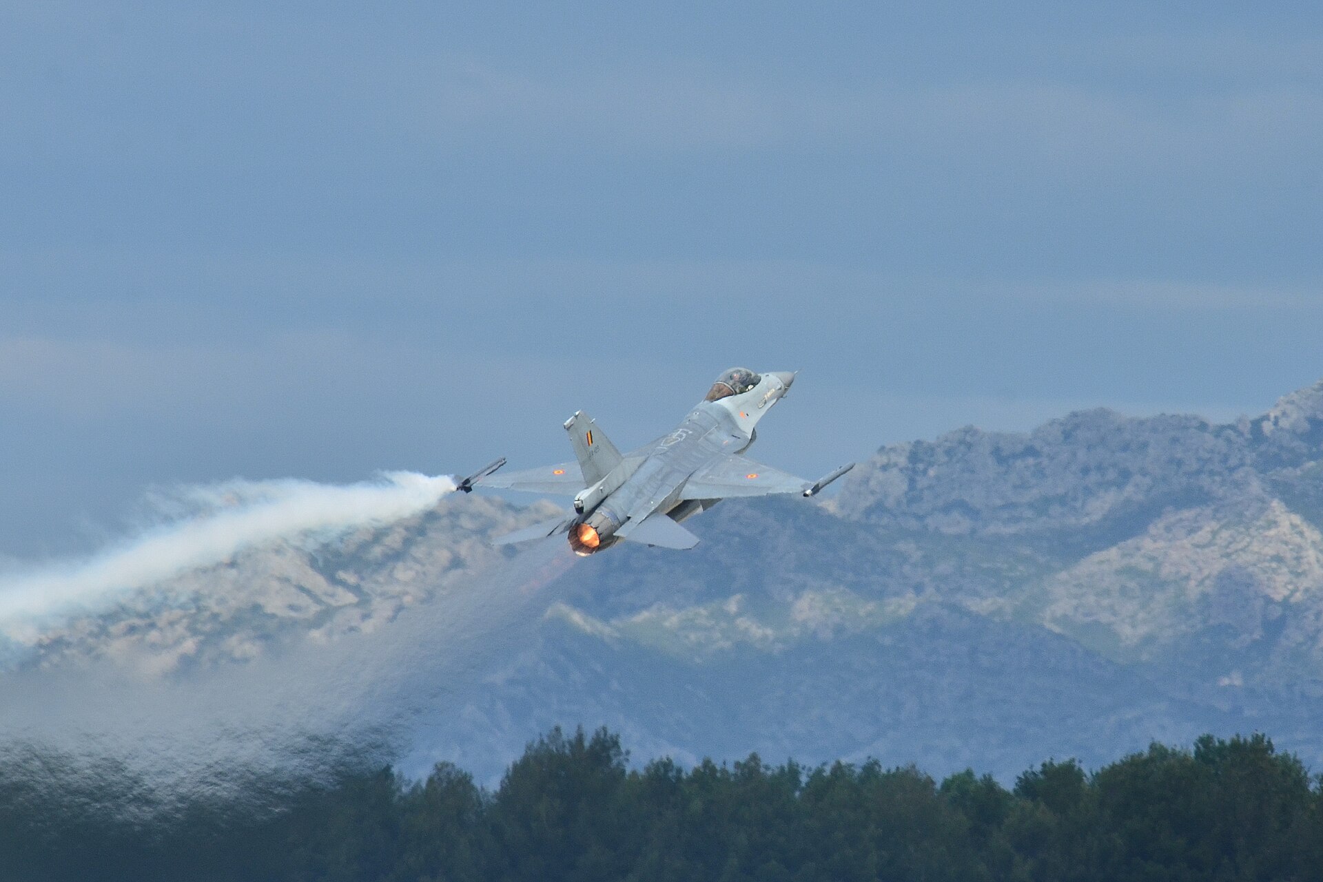 A Belgian Air Force F-16A in operational markings — type of the two jets scrambled on the night of 30-31 March 1990. Both intercepting pilots achieved radar lock on a target whose maneuvers (a vertical descent from 10,000 ft to 500 ft in under a second) exceeded any known airframe.