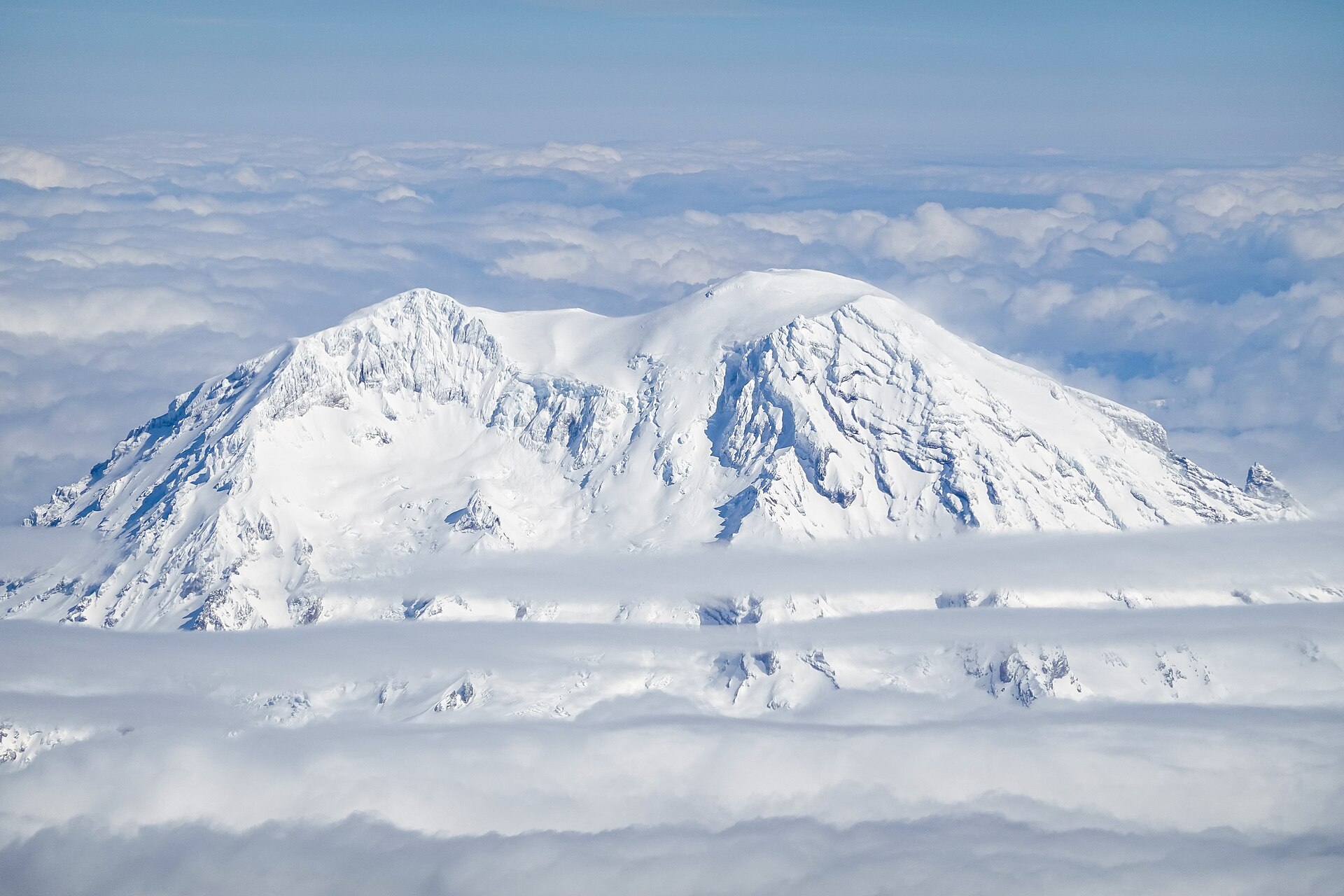Rainier from the air, west face. Arnold's CallAir A-2 was a similar light private plane; he was flying south-east at 9,200 feet when the nine objects crossed his bow at an estimated 1,200 mph.