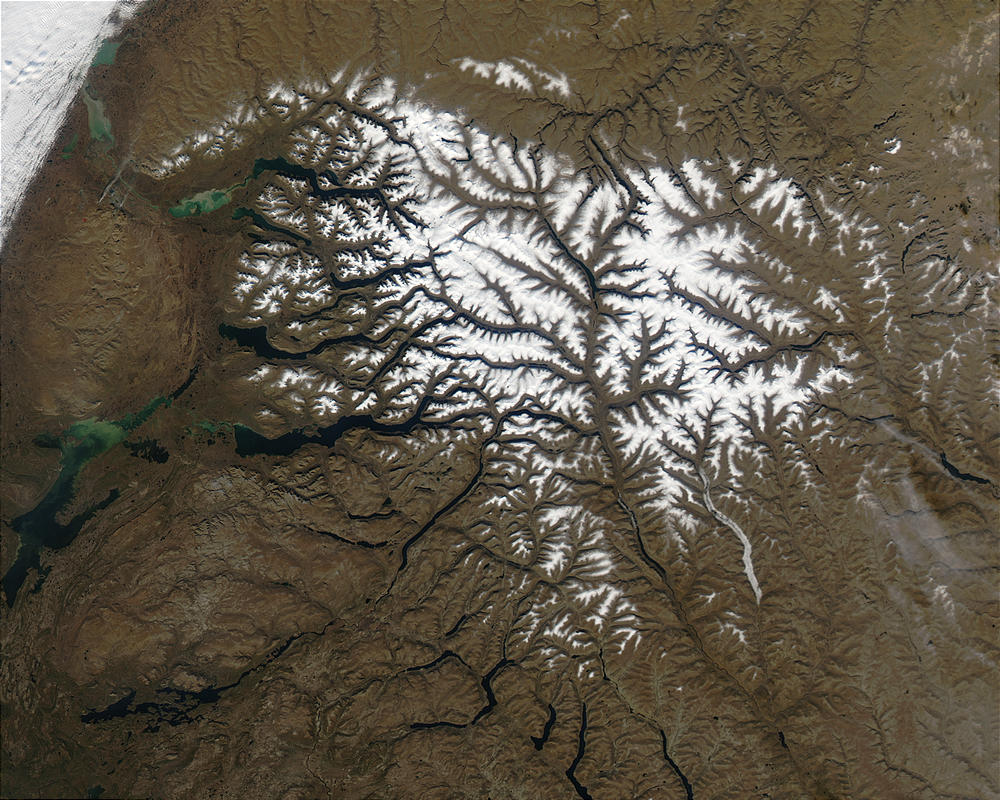 Snow on the plateau. Access is helicopter-only across most of its area.